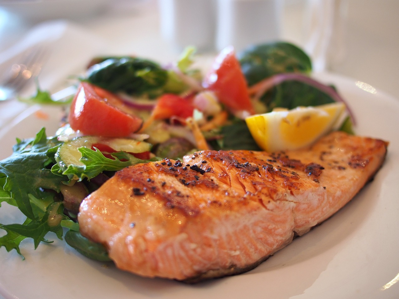 Cá hồi không chỉ giàu protein, mà còn chứa chất béo omega-3 thiết yếu có lợi cho não bộ. (Ảnh minh họa: kho ảnh Pixabay)